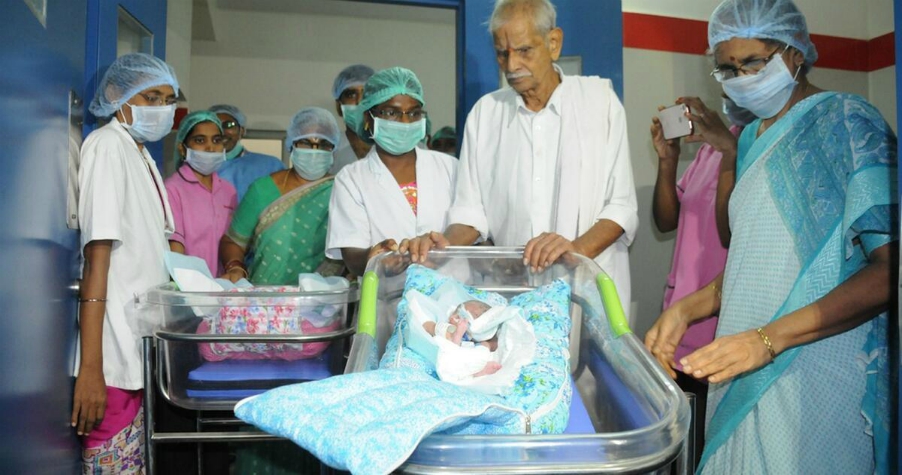 73 jaehrige indien gebaert zwillinge