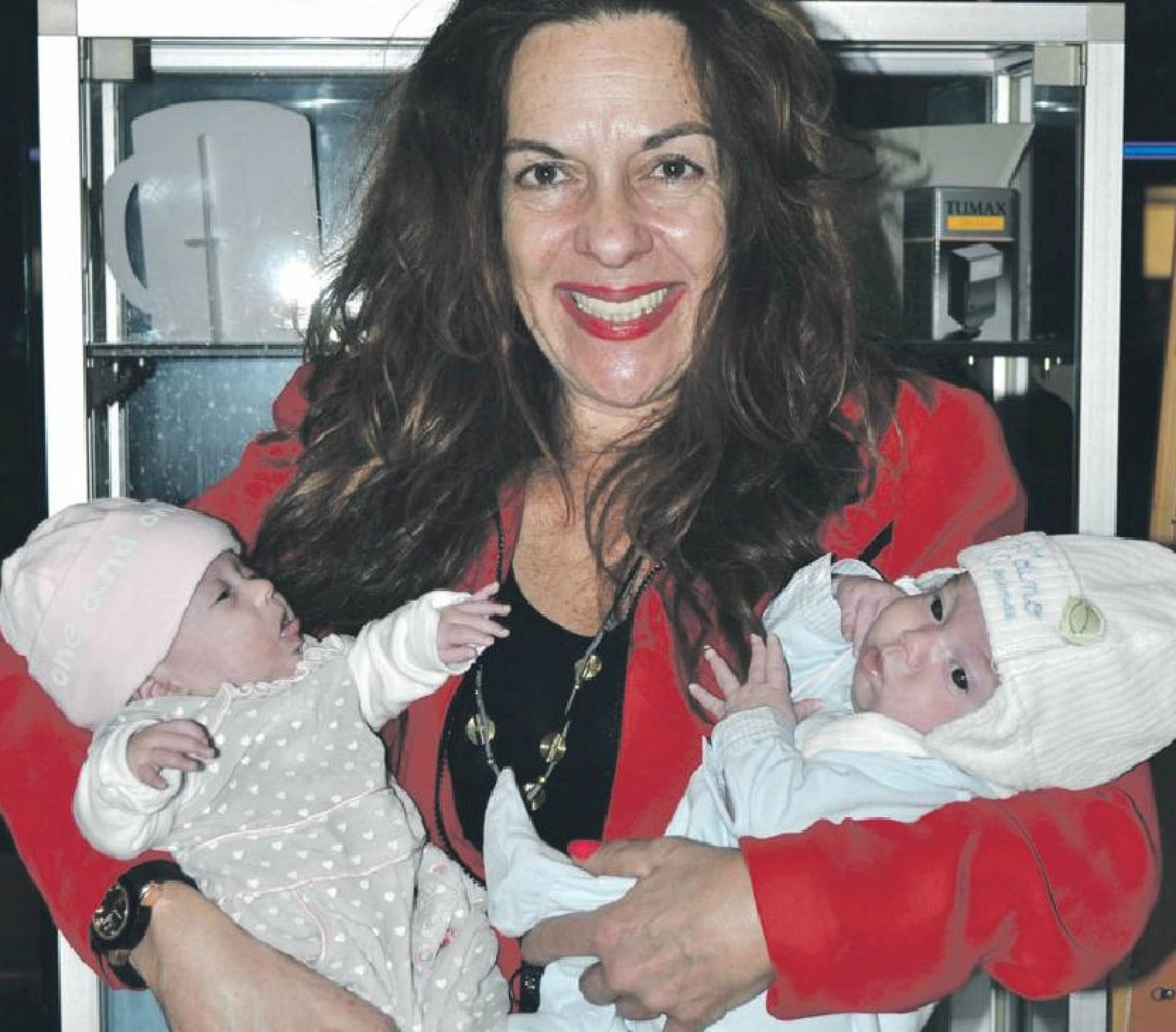 Ταξίδεψε από την Αμερική για να κρατήσει αγκαλιά ένα μωρό. Η ιστορία μιας Ελληνοαμερικανίδας που έγινε μητέρα στα 50 τηs